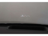 【HUD】ヘッドアップディスプレイ。運転中に視線を大きく移動させることなく車速や道路の制限速度といった基本的な情報を表示します。
