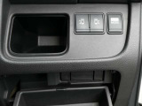 便利に使えるカードや小物の収納ポケットを装備。上部には両側ワンタッチオートスライドドアとECO MODEの操作スイッチを機能的に配置し、快適なドライブをサポートします。