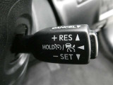 レーダークルーズコントロール(全車速追従機能付)付きです。車速に応じて追従支援してくれるので、ロングドライブも快適です。詳細は販売店スタッフまでおたずねください。