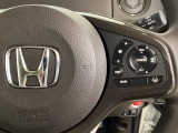 ハンドルにHondaセンシング系のクルーズコントロールやレーンキープアシストなどのスイッチが装備されています。ハンドルから手を離さず安全に操作できます。