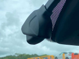 あおり運転対策や予期せぬトラブルへの備えとして心強いドライブレコーダー。走行中の映像をしっかりと記録し、ドライバーと同乗者の安全を見守ります。購入後すぐに安心してドライブを楽しめる人気の装備です。