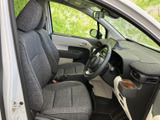 運転席からの視界は広く、運転操作もスムーズに行えます。シートの形状も、長距離運転でも疲れにくい工夫が凝らされています。