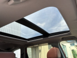 チルトアップ機構付き電動スモークドガラスサンルーフ搭載。サンルーフを開けると、開放感のあるドライブが楽しめます!