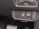 急速充電は車内のボタンを操作して開け、あとは充電コネクターを差すだけで充電開始します。簡単な充電操作と、フタの開け方を変えることで差し間違いを防げる安心感。