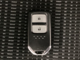 スマートキーを装備しています。鍵を差し込むことなくドアロックの開け閉めと、スタートボタン操作でのエンジンスタートができます。