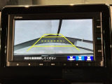 リバースギアに入れるだけで後方の表示へ切り替わります。夜間や雨の日の駐車も楽になりますよ。