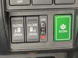 リアドアは乗り降りに便利な両側電動スライドドアです。また運転席に座っていながらスイッチ操作で自在にスライドドアを開け閉めできます。燃費に役立つECONボタンもここです。