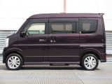 純正アルミで全体的にデザインがまとまっています。車も人も、オシャレはまずは足元からですね。