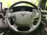 手に馴染むステアリングは、快適な運転操作を可能にします。操作性にも優れており、スムーズなハンドリングを実現します。