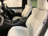高いホールド性で運転姿勢が安定します。長距離ドライブでも疲れにくいのが魅力です。快適なドライビングライフをお送りください♪