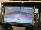 リバースギアに入れるだけで後方の表示へ切り替わります。夜間や雨の日の駐車も楽になりますよ。