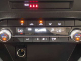 運転席と助手席で独立して温度設定ができるフルオートエアコン!操作性に優れたダイヤルと分かりやすい液晶表示で、車内を快適な温度に保ちます。季節を問わず居心地の良い室内空間を作る上質な快適装備です。