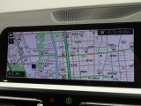 【純正ナビゲーション】BMWのナビゲーションは操作性も良く、詳細な地図情報と交通状況を見やすく表示し、快適なドライビングをサポートしながら目的地までナビゲートします。