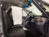 広い足元に肘掛けもついたゆったり座れるシートです。運転席と助手席の間が空いているため、助手席側への移動がスムーズです。交通量の多い道でも、助手席側から乗り降りができます。
