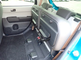 ◆チップアップ&ダイブダウン機構付【ULTR SEAT】は後席座面を左右分割で跳ね上げることができます。トランクで積載できない背の高い荷物をラクラク収納できます。ホンダ車ならではの人気装備です。