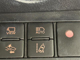 【AHB:オートマチックハイビーム】クルマに搭載されたシステムが、先行車や対向車の存在のほか周囲の明るさを検知し、ハイビームとロービームを自動で切り替える機能です。