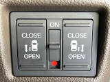 【両側パワースライドドア】スマートキーや運転席のスイッチで後席両側スライドドアの開閉が可能♪電動だから力を入れてドアを開ける必要が無く、小さなお子様でも簡単に開け閉めでき快適です♪