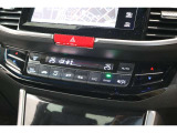 フルオートエアコンが装備されています!お好みの温度設定をするだけでエアコンの風量やモードの切り替えを自動でコントロールしてくれます!ユーザーの操作が少なく燃費走行にもつながります!