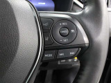 運転席からの視界を低くすることで圧迫感を抑えたインストルメントパネルや、室内から見えないように設計したワイパーなどにより、すっきりとした前方視界を確保しています。