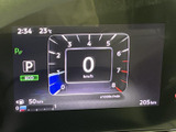 視認性の高いメーター類が、運転に必要な情報をわかりやすく表示します。運転に集中できる、シンプルで機能的なデザインです。
