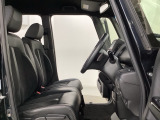 女性でも運転がしやすいように、シートの高さ調整機能(シートリフター)がついています。運転席と助手席の間が空いている為、助手席側への移動がスムーズです。交通量の多い道でも助手席側から乗り降りができます。