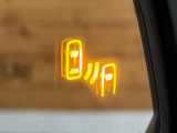 【ブラインドスポットモニター】走行中、ドアミラーの死角になりやすい箇所に後続車が接近するとサイドミラーのレンズに警告を表示!ドライバーに注意喚起をしてくれます。