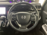 ハンドルにHondaセンシング系のクルーズコントロールやレーンキープアシストなどのスイッチと、オーディオの操作スイッチが装備されています。ハンドルから手を離さず安全に操作できます。