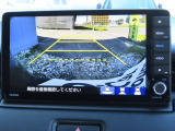 リアワイドカメラシステム!従来の視野に加えて、後方側方を約180&deg;まで見えるワイドビューと、後方を真上から見たような視野で駐車時などに便利なトップダウンビューの3つの視野があります!