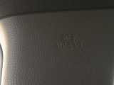 SRSエアバッグは車両前方から乗員が重大な傷害を受けるおそれのある大きな衝撃を受けた場合に作動し、シートベルトが身体を拘束する働きと併せて前席乗員の頭部や胸部などへの衝撃をやわらげる装置です。