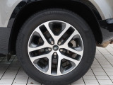 20インチホイール装備!力強さと重厚感を感じさせる立体感のあるスポーク、車体全体のバランスを考慮した洗練されたデザイン性でディフェンダーの魅力を際立たせます!