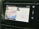 目的地までスムーズに導いてくれる頼れるナビゲーションシステム。高精細な地図表示で、初めての道でも安心ドライブをサポートします。