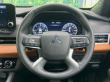 【パドルシフト】ハンドルから手を離さずに素早くシフトアップ&ダウンができるので、エンジンブレーキを使う下り坂や高速道路の合流で加速したい場面で役立ちます。