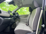 運転席周りはシンプルで使いやすく、集中して運転できます。視認性の高いメーター類が、運転をサポートします。快適なドライブをサポートします。