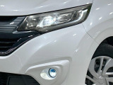 【LEDヘッドライト】悪天候や夜間走行時も良好な視界を確保し安心して運転できる高輝度LEDヘッドライトを装備!点灯速度が早く、消費電力も抑えられています。