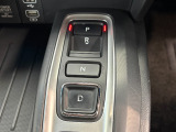 電子制御パーキングブレーキは信号待ちでも便利。いつもより運転がラクになるはずです。更に、EVモードの切れ替えも可能で、走りも楽しめます