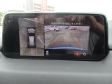 見えない部分の危険察知をサポートする360&deg;ビューモニター+フロントパーキングセンサーです。車両の前後左右にある4つのカメラを活用し、センターディスプレイの表示や各種警報音で定速走行時や駐車時に車両周