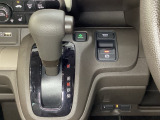 CVT車のセレクトレバーです。低速から高速まで、変速ショックのないスムーズな走りと、エンジン効率のよい領域を維持して燃費にも貢献します。サイドブレーキはスイッチ操作の電子制御パーキングブレーキです。