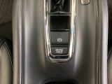 セレクトレバーの下に電子制御パーキングブレーキがあります。スイッチひとつで、停車した地点の傾斜などをシステムが検知・判断してブレーキ力を自動的に最適制御し、しっかり停車できるパーキングシステムです。
