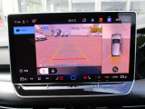 ギアをバックに入れると自動的に車両の後方の映像を映し出します。車庫入れや縦列駐車を行う際に役に立つガイドラインが表示され運転をサポートしてくれます.
