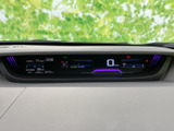 視認性の高いメーター類で、運転に必要な情報を的確に把握できます。機能性とデザインを重視した室内空間です。