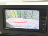 【バックカメラ】駐車時に後方がリアルタイム映像で確認できます。大型商業施設や立体駐車場での駐車時や、夜間のバック時に大活躍!運転スキルに関わらず、今や必須となった装備のひとつです!