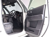 運転席・助手席ドアは開口範囲が広く、とても乗りやすいですよ!収納スペースもあります!