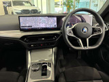 コックピットは、BMWらしくセンター・コンソールがドライバーに向けて傾けられた設計になっています。