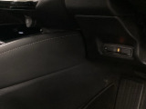 自社整備工場で点検整備をおこなってからお渡ししています。車検が残っている場合は『12ヶ月点検整備』を、車検整備付きの場合は『車検整備』をおこないます。整備費用は車両本体価格に含まれています。