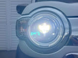 【LEDヘッドライト】悪天候や夜間走行時も良好な視界を確保し安心して運転できる高輝度LEDヘッドライトを装備!点灯速度が早く、消費電力も抑えられています。