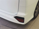 コーナーセンサーを車の前後に装備。障害物までの距離に応じて警告音を変えてお知らせ。縦列駐車時や駐車場・車庫などでの取り回しをサポートします。詳細は販売店スタッフまでおたずねください。