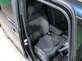 程よい硬さとホールド性が高いシートで長時間運転も快適です。