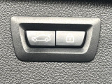 ●電動リアゲート:ワンタッチでリアゲートの開閉ができ、荷物などで両手が塞がっている状態でも簡単に開閉ができる便利機能です。