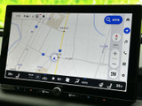 詳細な地図データで、目的地までのスムーズな道案内を実現。渋滞情報もリアルタイムで表示し、最適なルートを提案します。運転の負担を軽減します。