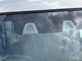 障害物を感知して、衝突の可能性がある場合、運転者へ警告音を発したり、衝突の可能性が高い場合、ブレーキの補助操作を行い、減速して衝突被害を軽減するシステムです。